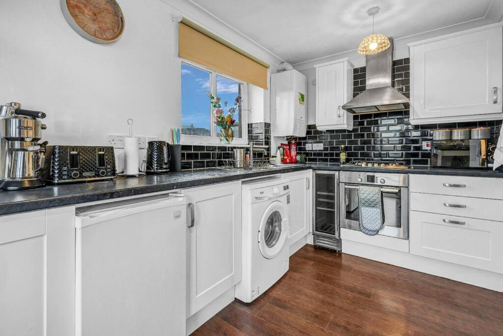 2 Bedroom Apartment On South Beach Road, Эр Экстерьер фото